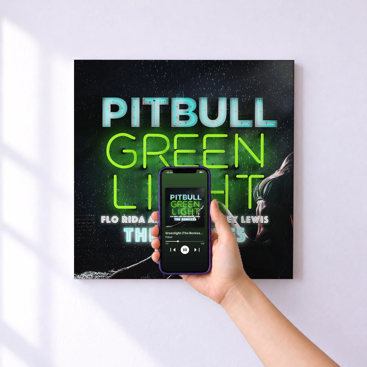 Affiche connectée Greenlight (The Remixes) (feat. Flo Rida & LunchMoney Lewis) de Pitbull au mur : l'album se lance en approchant le téléphone