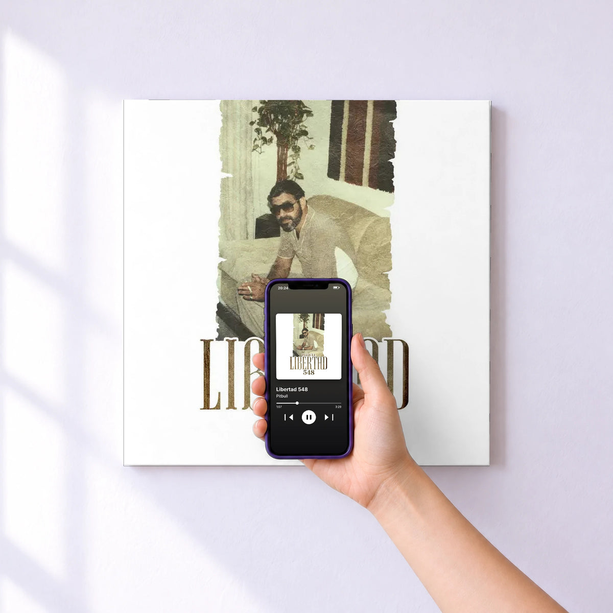 Affiche connectée Libertad 548 de Pitbull au mur : l'album se lance en approchant le téléphone