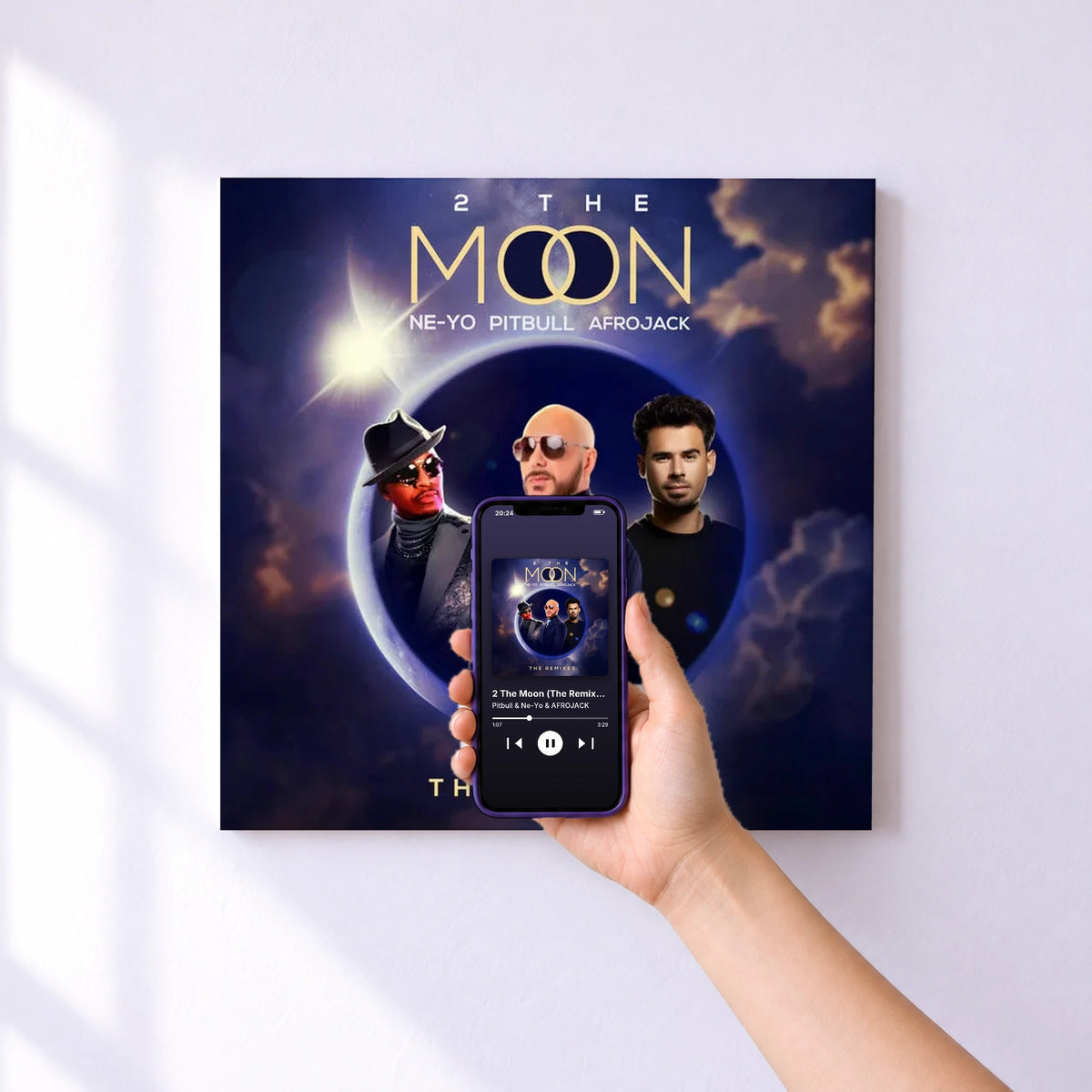 Affiche connectée 2 The Moon (The Remixes) de Pitbull & Ne-Yo & AFROJACK au mur : l'album se lance en approchant le téléphone