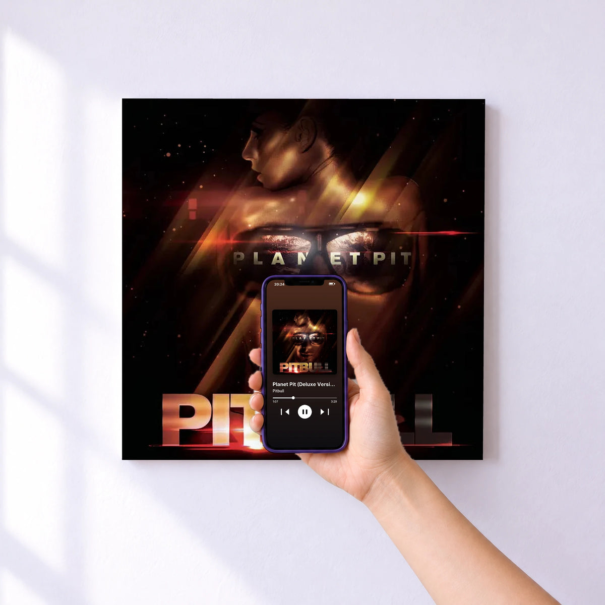 Affiche connectée Planet Pit (Deluxe Version) de Pitbull au mur : l'album se lance en approchant le téléphone