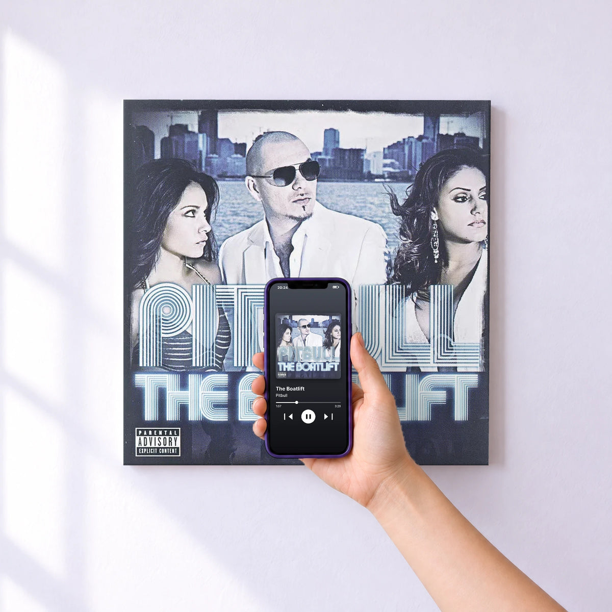Affiche connectée The Boatlift de Pitbull au mur : l'album se lance en approchant le téléphone