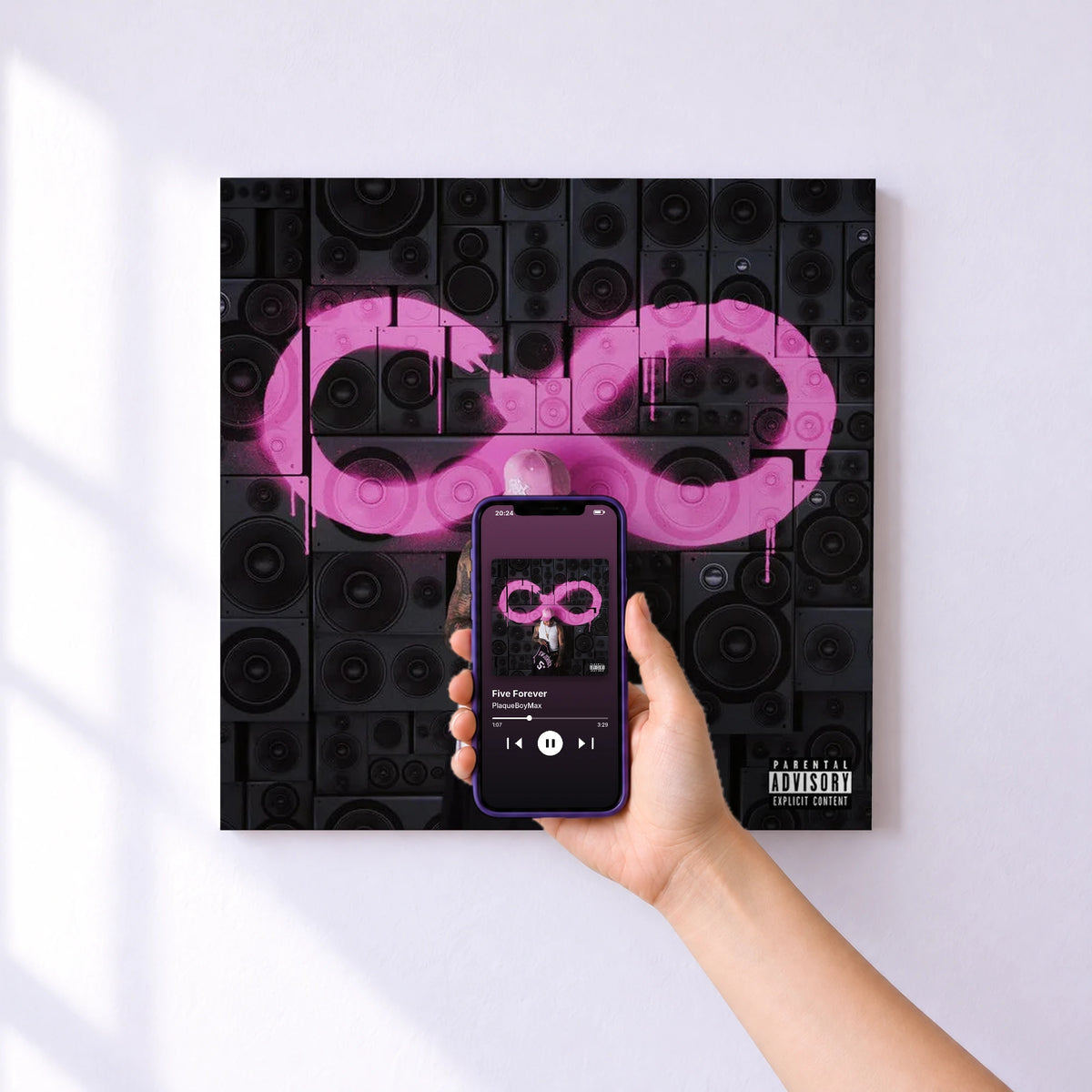 Affiche connectée Five Forever de PlaqueBoyMax au mur : l'album se lance en approchant le téléphone