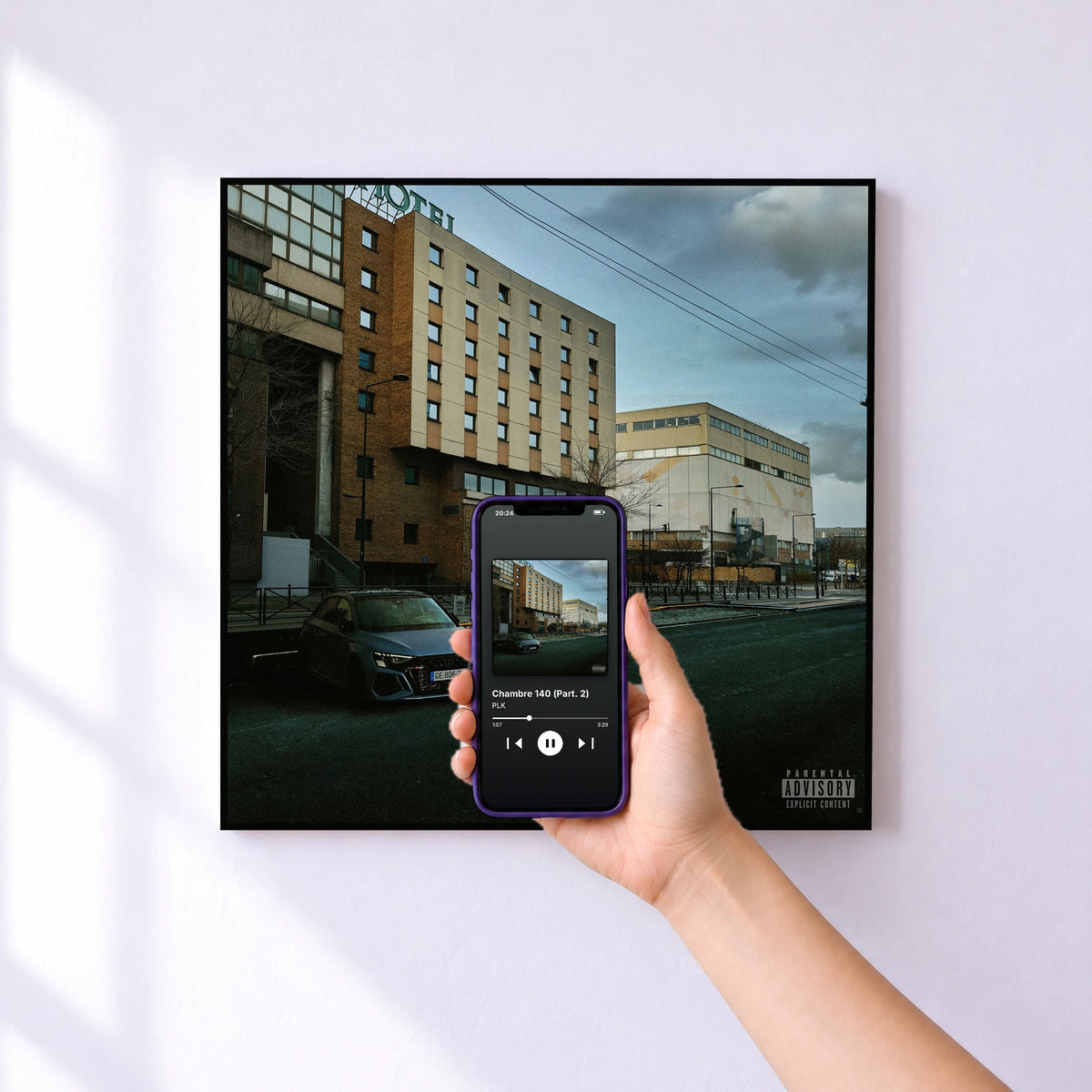 Affiche connectée Chambre 140 (Part. 2) de PLK au mur : l'album se lance en approchant le téléphone