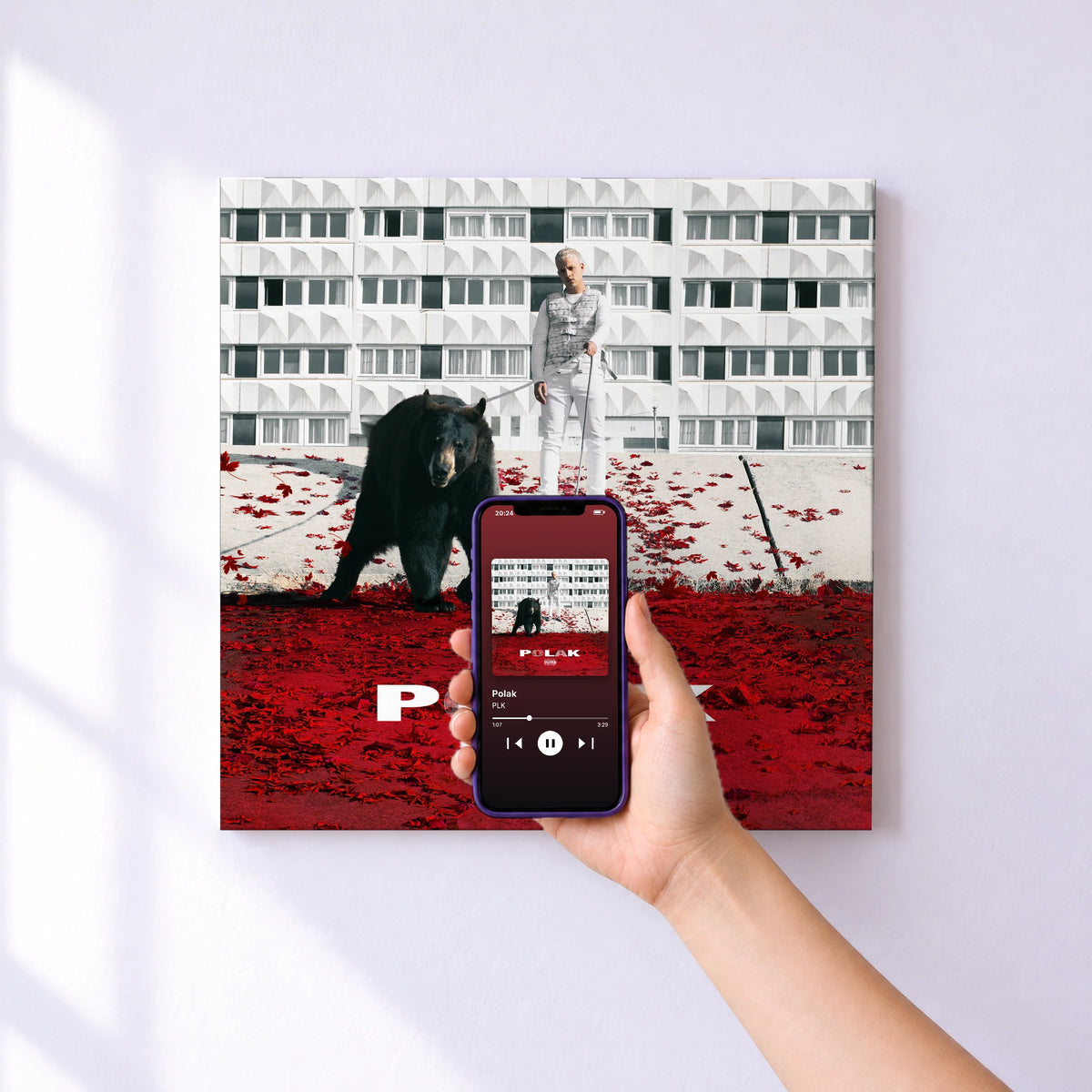 Affiche connectée Polak de PLK au mur : l'album se lance en approchant le téléphone