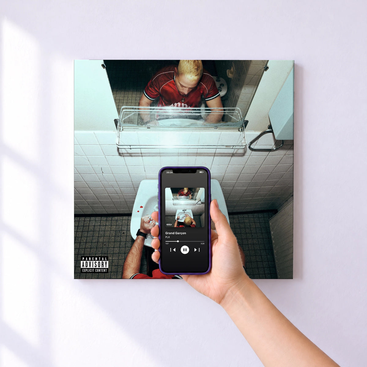 Affiche connectée Grand Garçon de PLK au mur : l'album se lance en approchant le téléphone