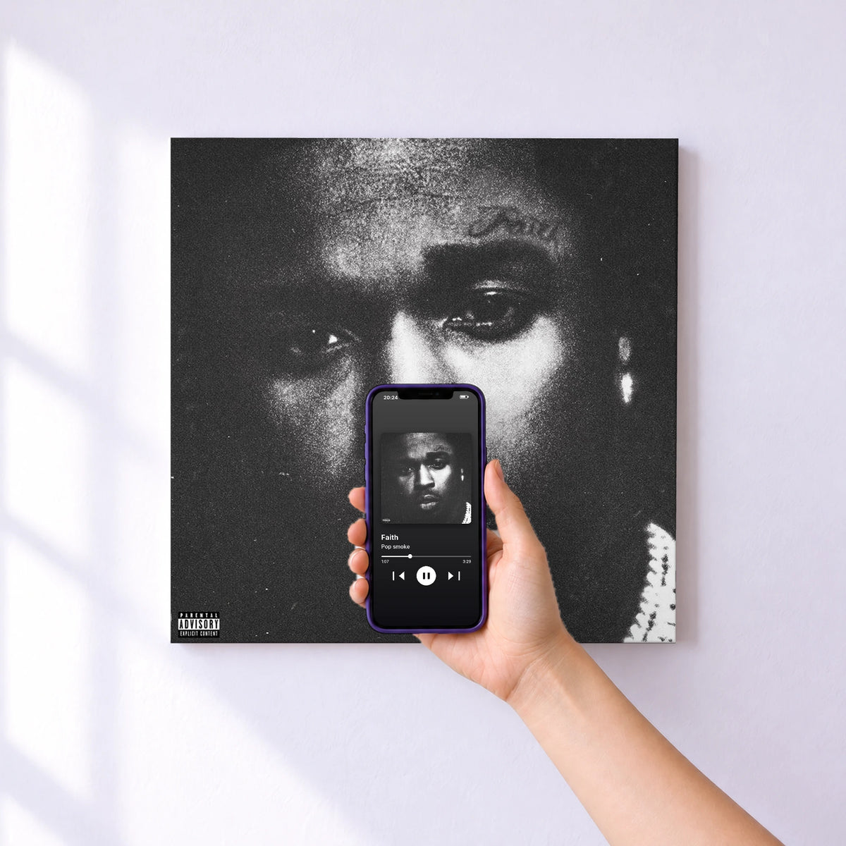 Affiche connectée Faith de Pop smoke au mur : l'album se lance en approchant le téléphone