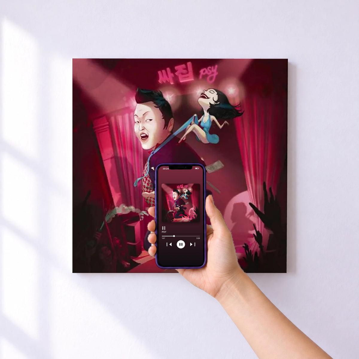 Affiche connectée 싸집 de PSY au mur : l'album se lance en approchant le téléphone