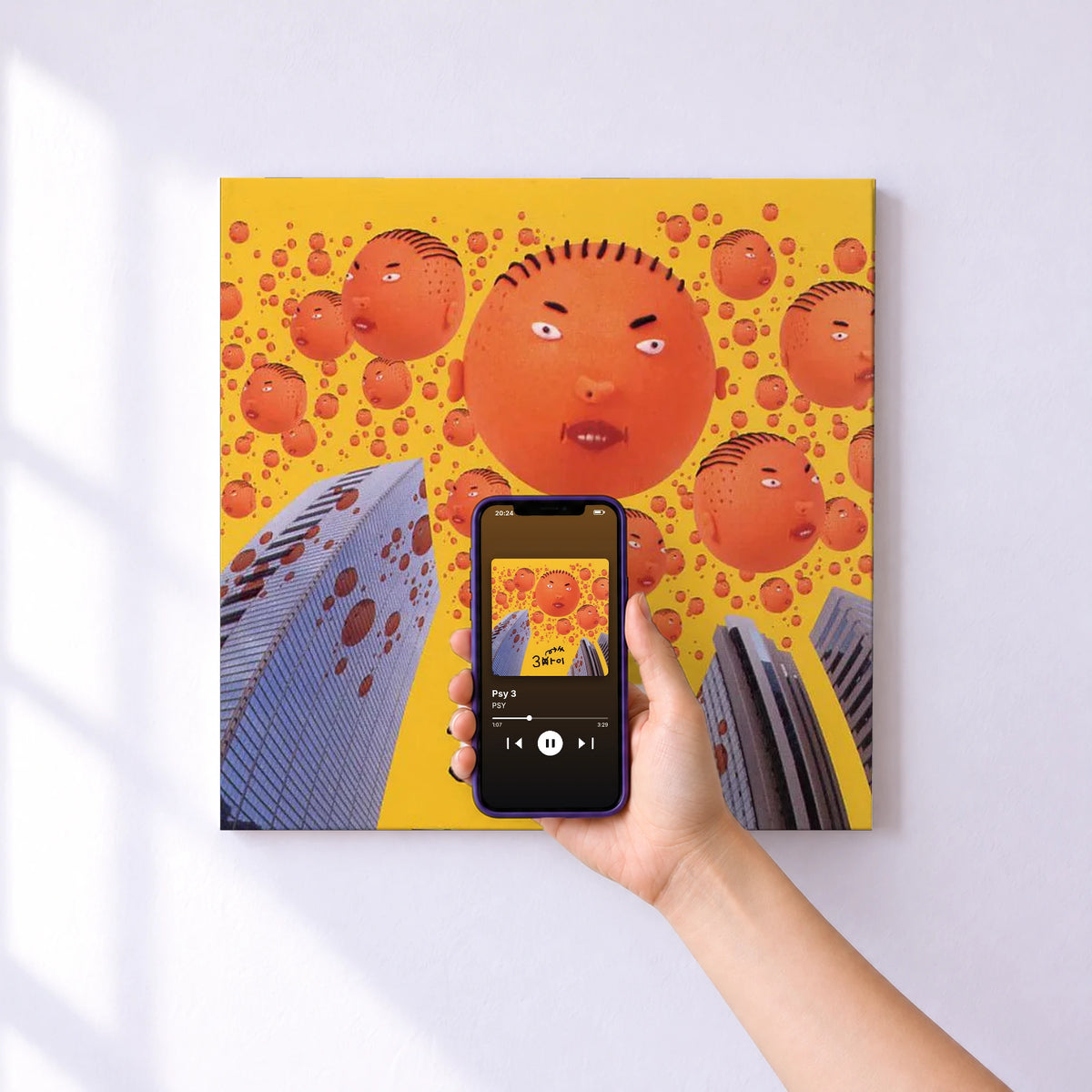 Affiche connectée Psy 3 de PSY au mur : l'album se lance en approchant le téléphone
