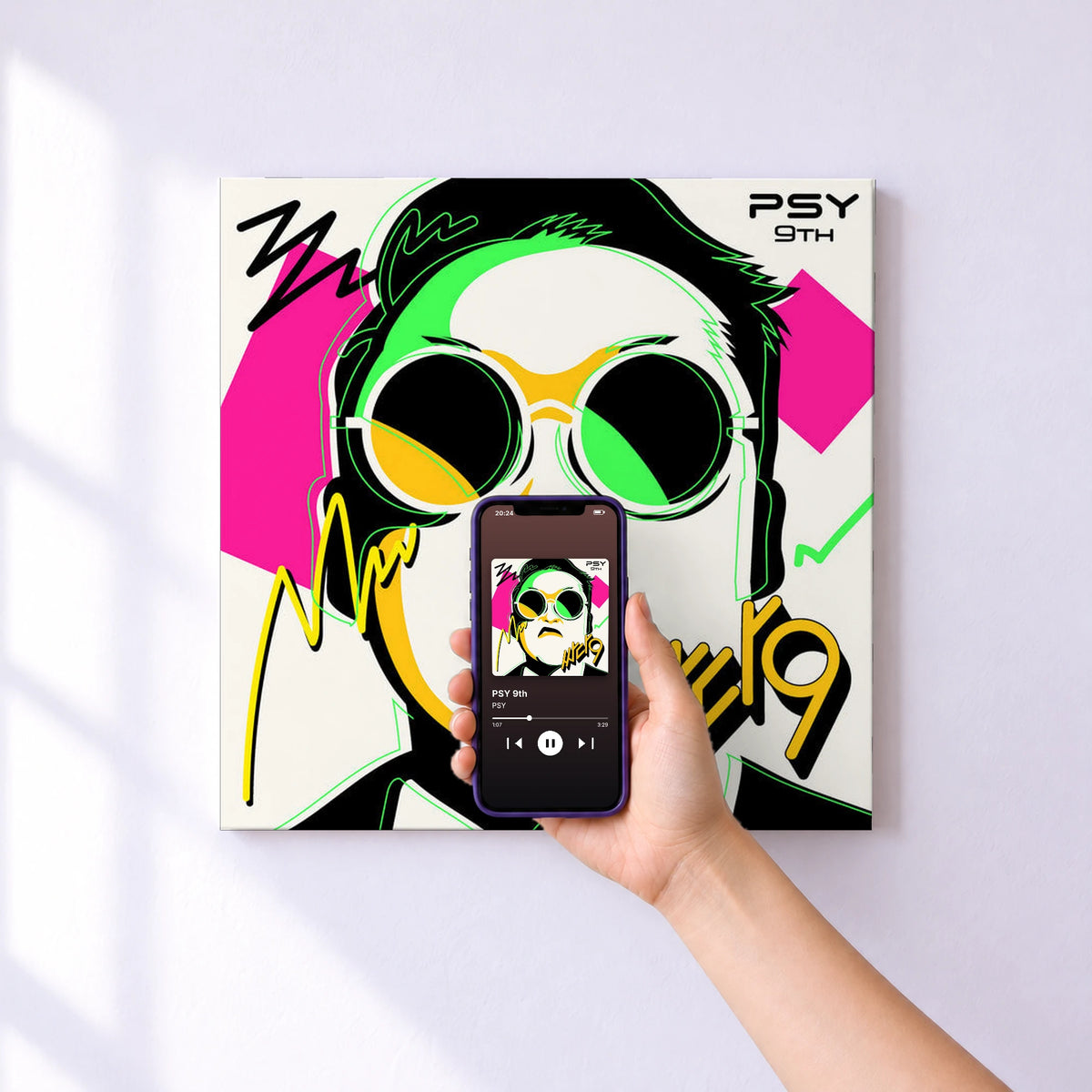 Affiche connectée PSY 9th de PSY au mur : l'album se lance en approchant le téléphone
