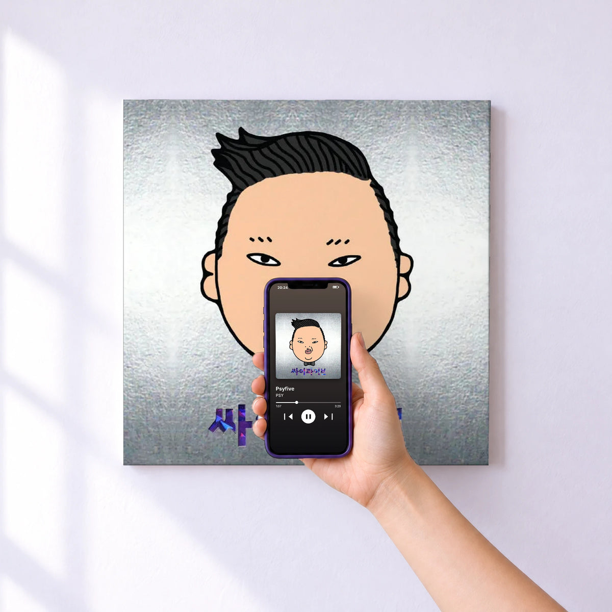 Affiche connectée Psyfive de PSY au mur : l'album se lance en approchant le téléphone