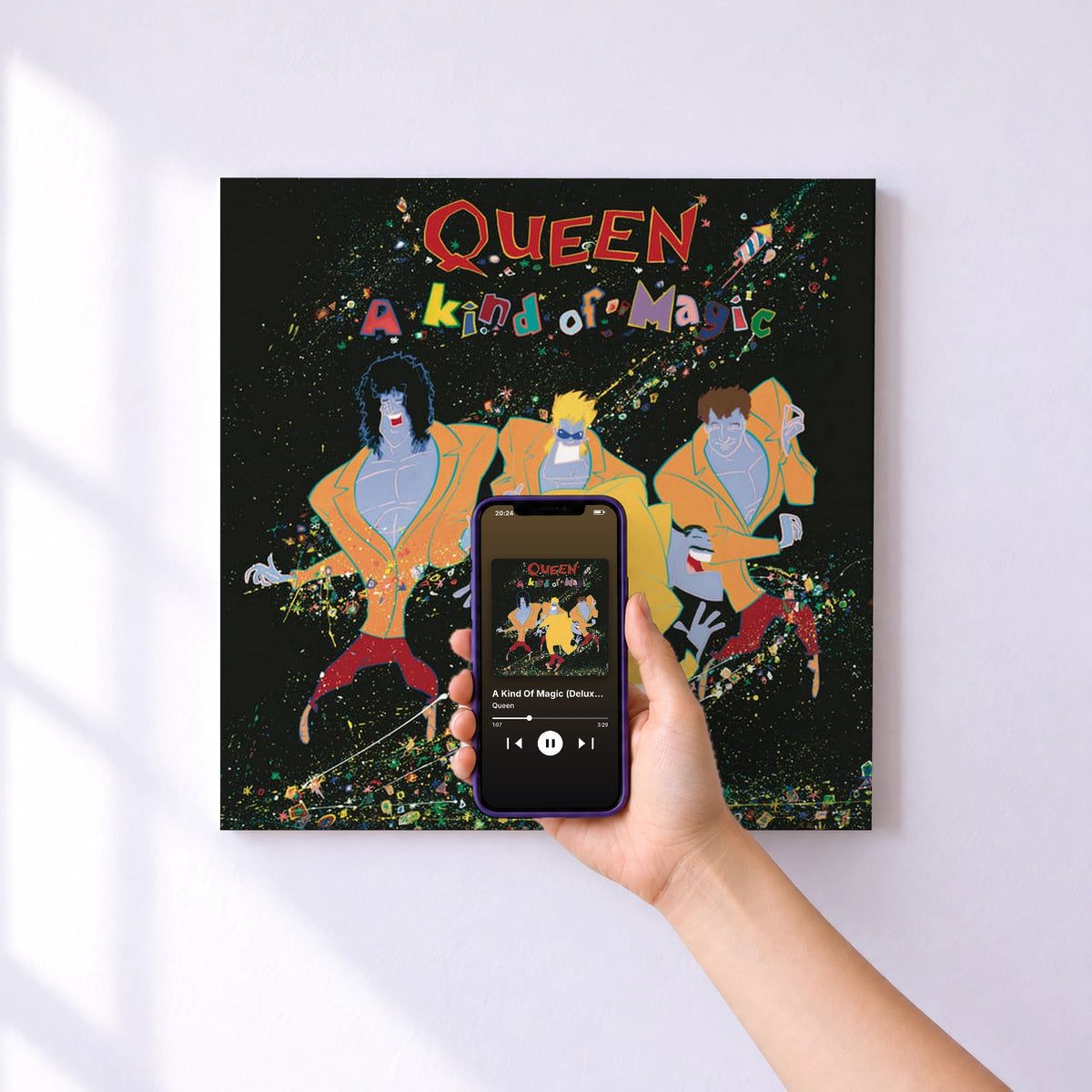 Affiche connectée A Kind Of Magic (Deluxe Edition) de Queen au mur : l'album se lance en approchant le téléphone