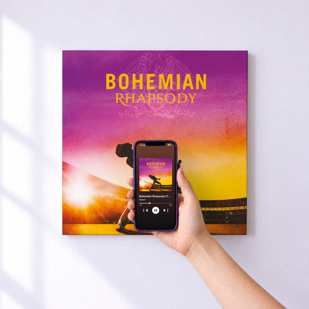 Affiche connectée Bohemian Rhapsody (The Original Soundtrack) de Queen au mur : l'album se lance en approchant le téléphone
