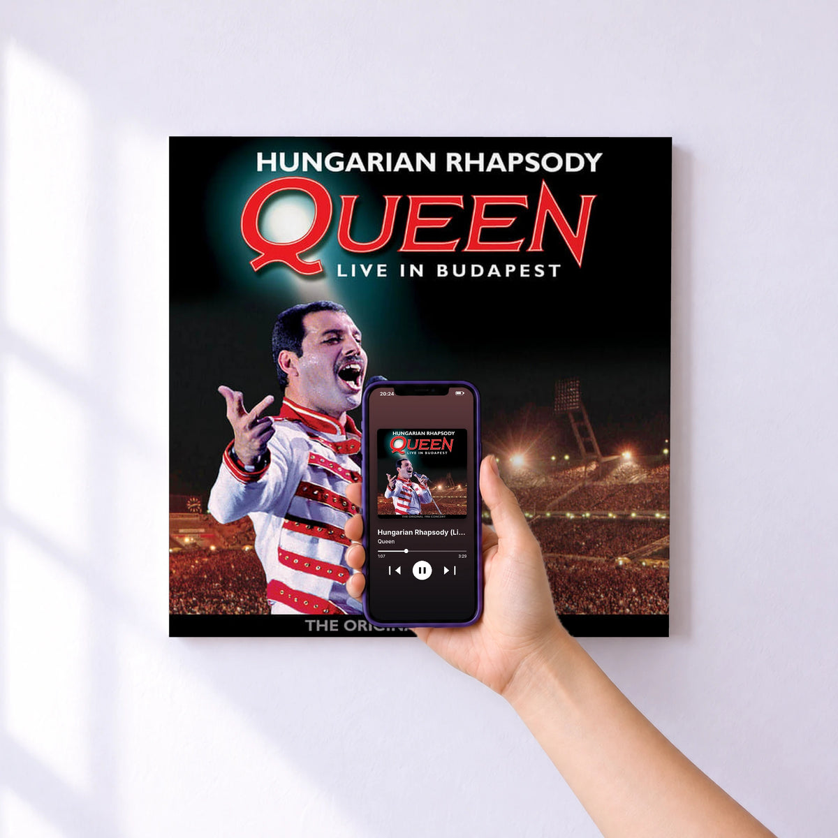 Affiche connectée Hungarian Rhapsody (Live In Budapest / 1986) de Queen au mur : l'album se lance en approchant le téléphone