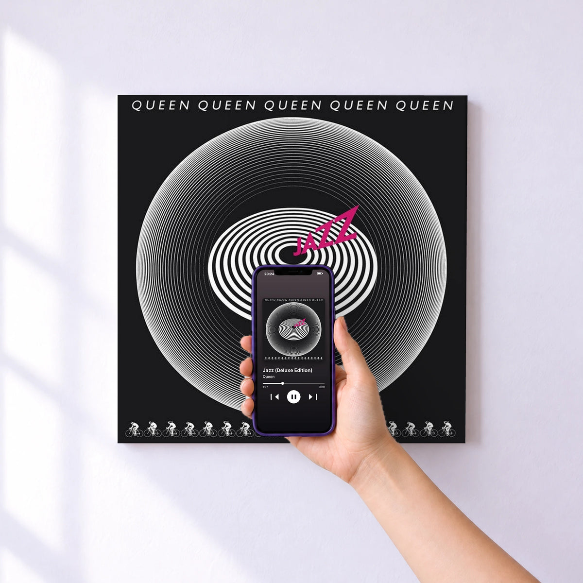 Affiche connectée Jazz (Deluxe Edition) de Queen au mur : l'album se lance en approchant le téléphone