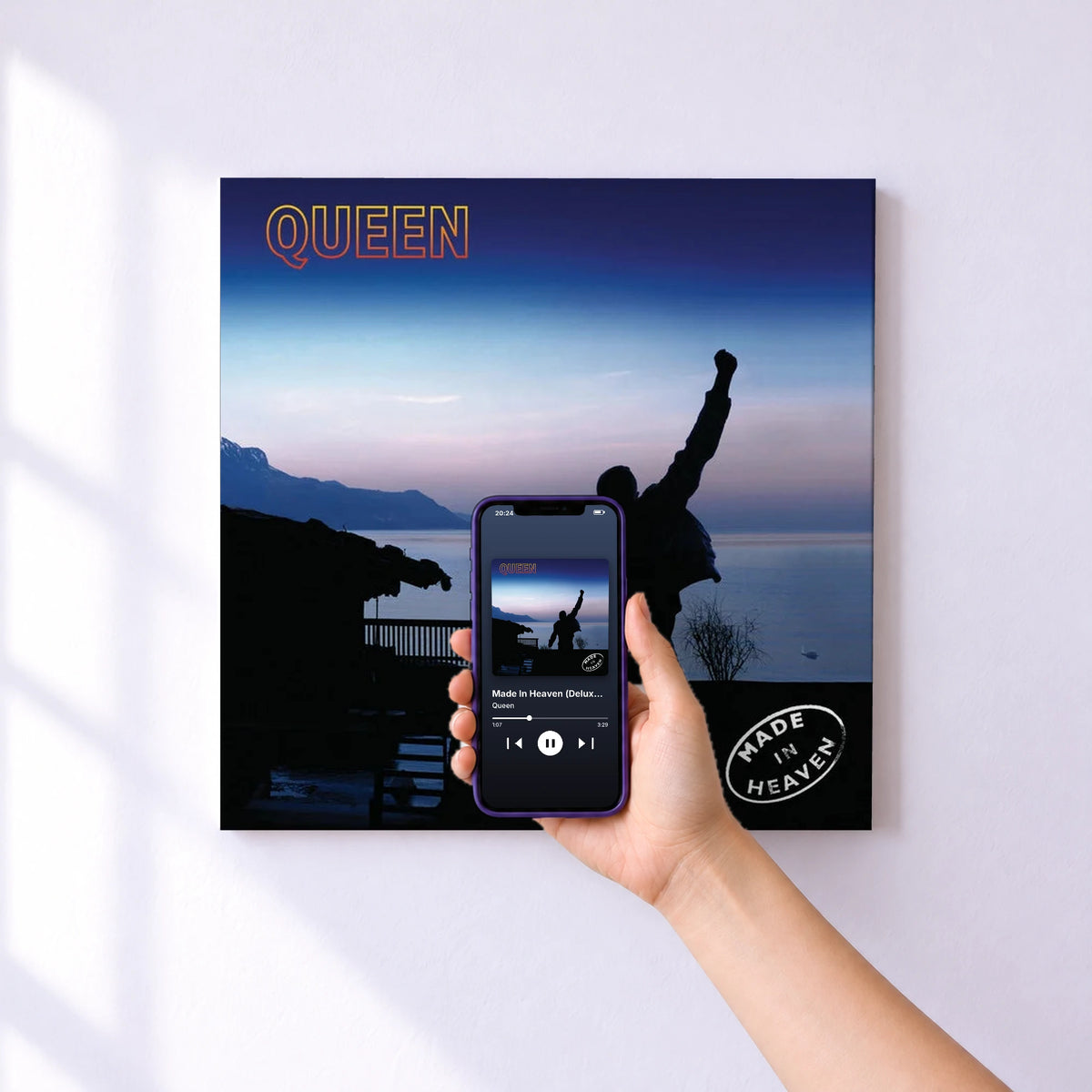 Affiche connectée Made In Heaven (Deluxe Edition) de Queen au mur : l'album se lance en approchant le téléphone