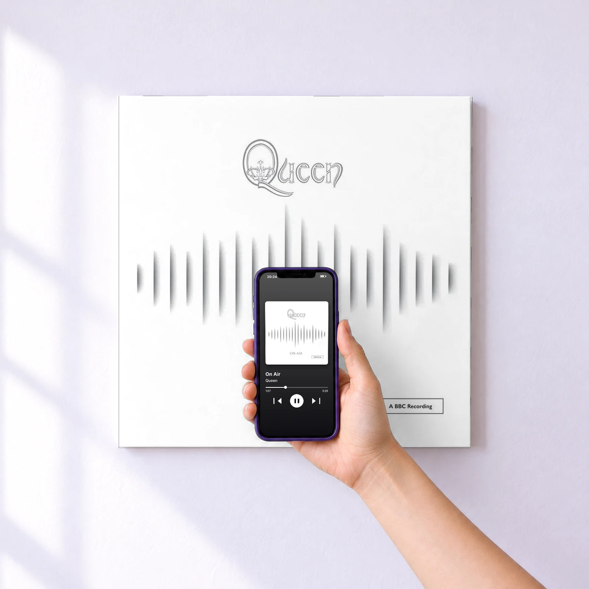 Affiche connectée On Air de Queen au mur : l'album se lance en approchant le téléphone