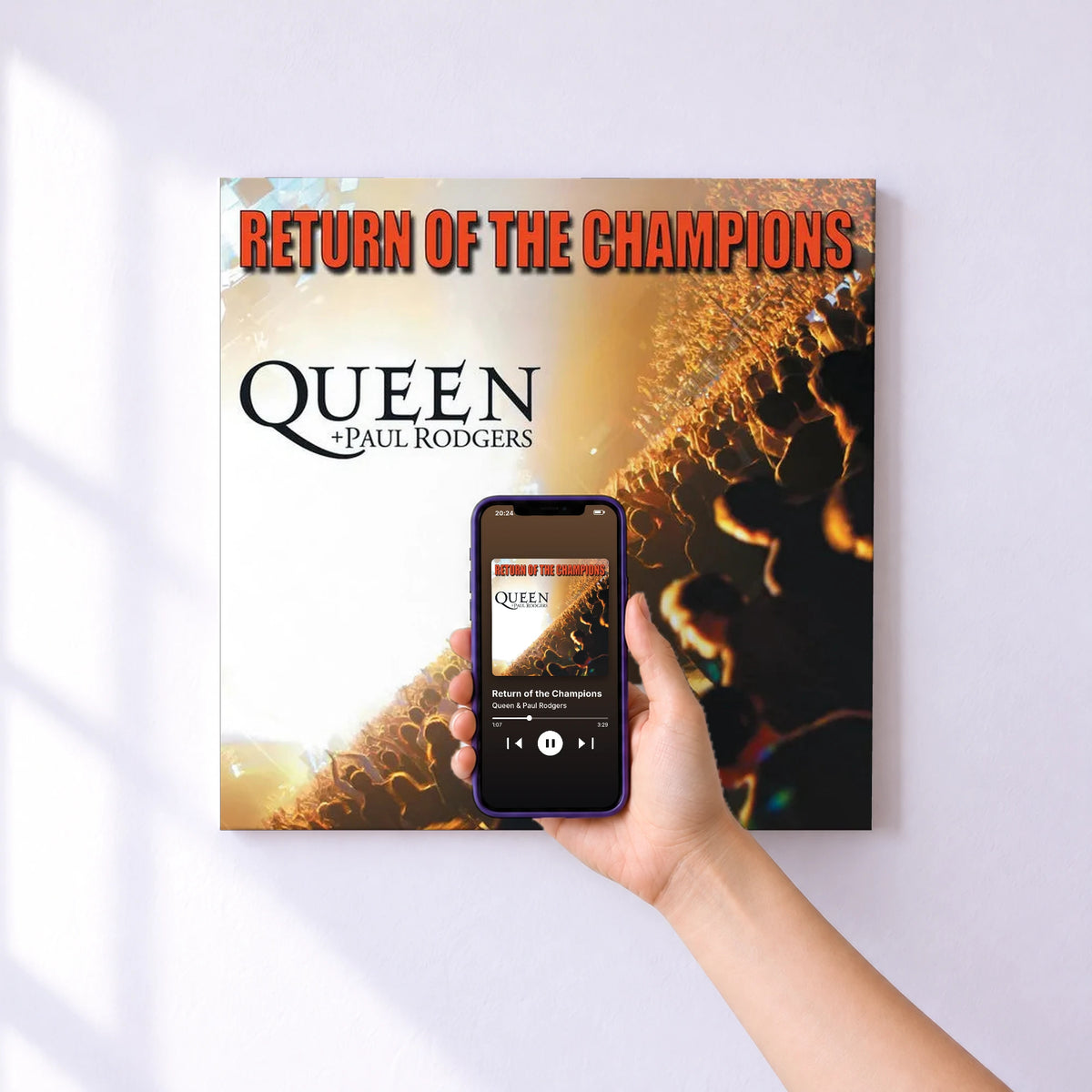 Affiche connectée Return of the Champions de Queen & Paul Rodgers au mur : l'album se lance en approchant le téléphone
