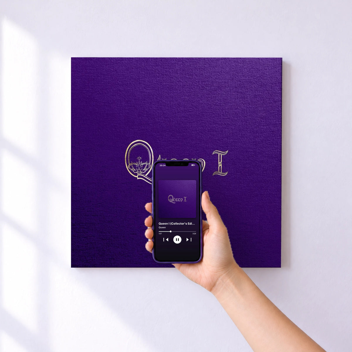 Affiche connectée Queen I (Collector's Edition) de Queen au mur : l'album se lance en approchant le téléphone