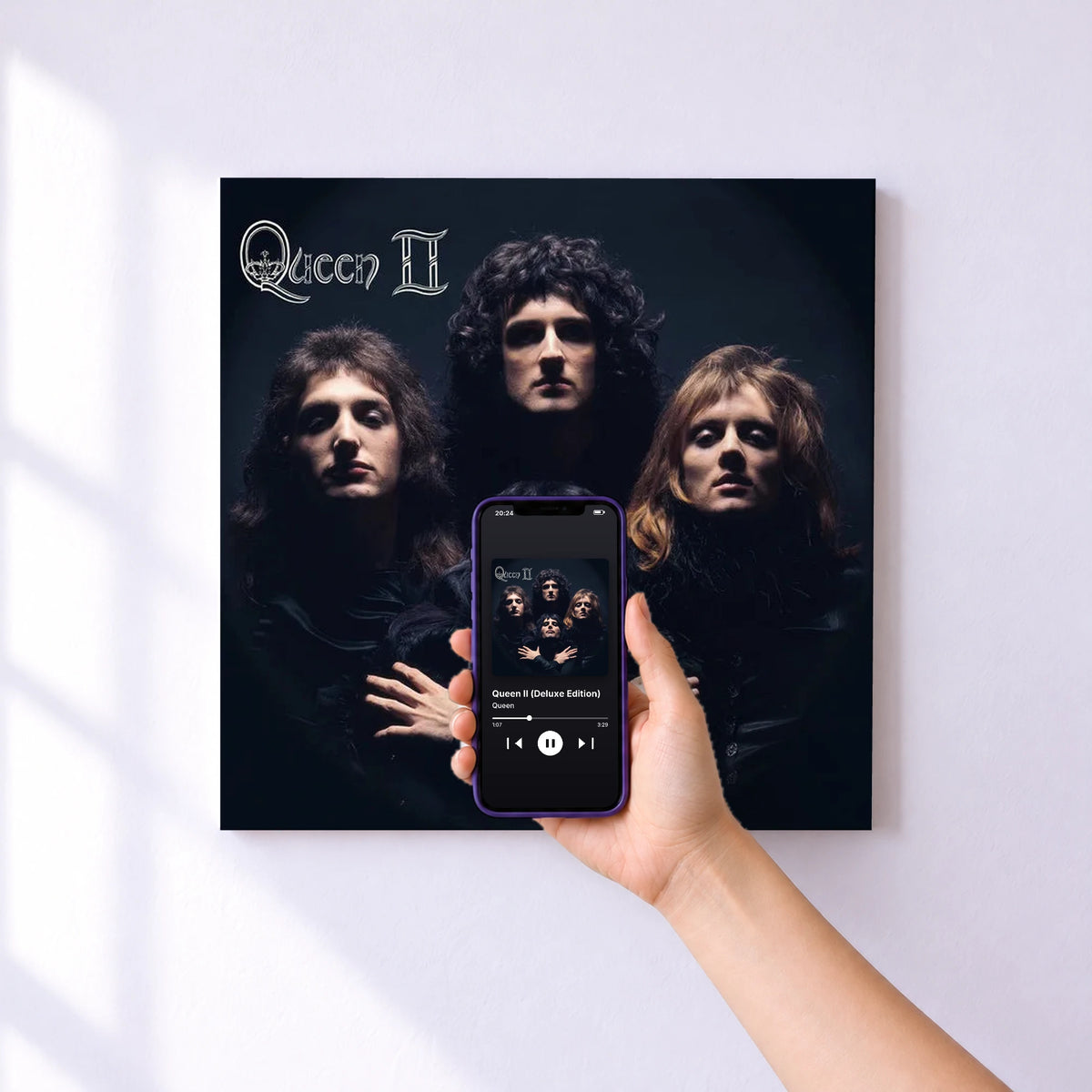 Affiche connectée Queen II (Deluxe Edition) de Queen au mur : l'album se lance en approchant le téléphone