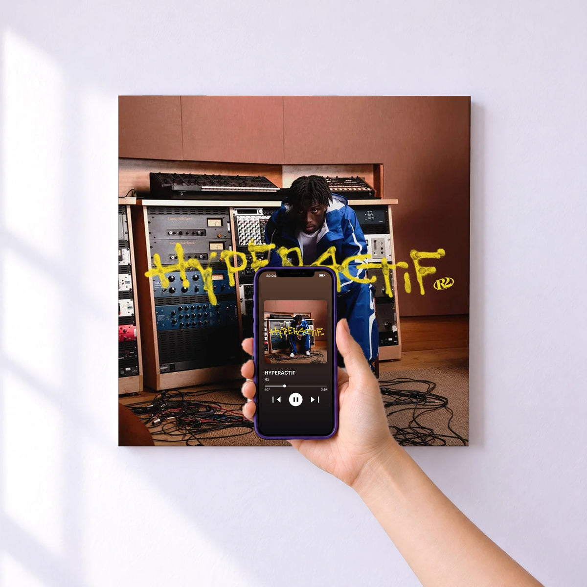 Affiche connectée HYPERACTIF de R2 au mur : l'album se lance en approchant le téléphone