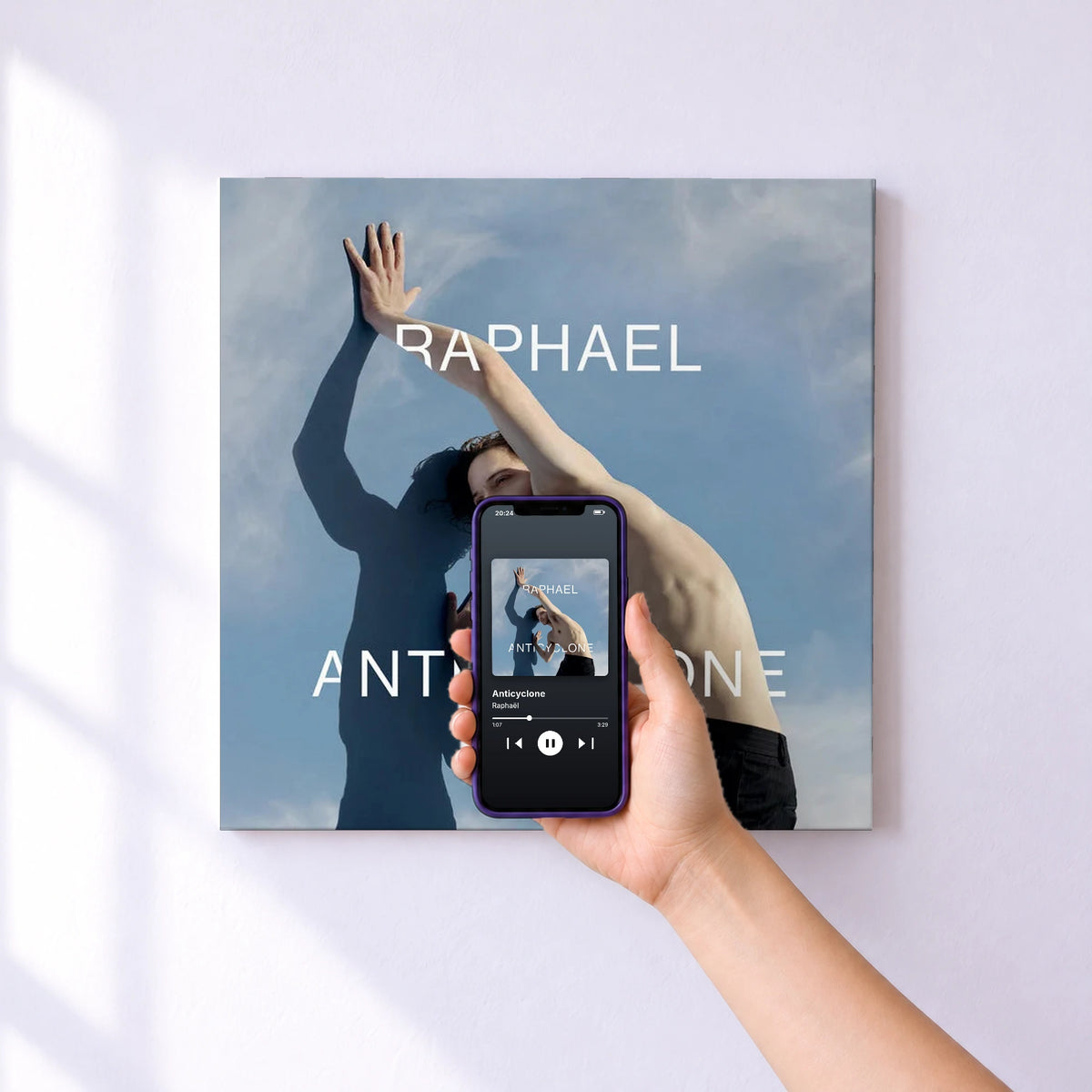 Affiche connectée Anticyclone de Raphaël au mur : l'album se lance en approchant le téléphone