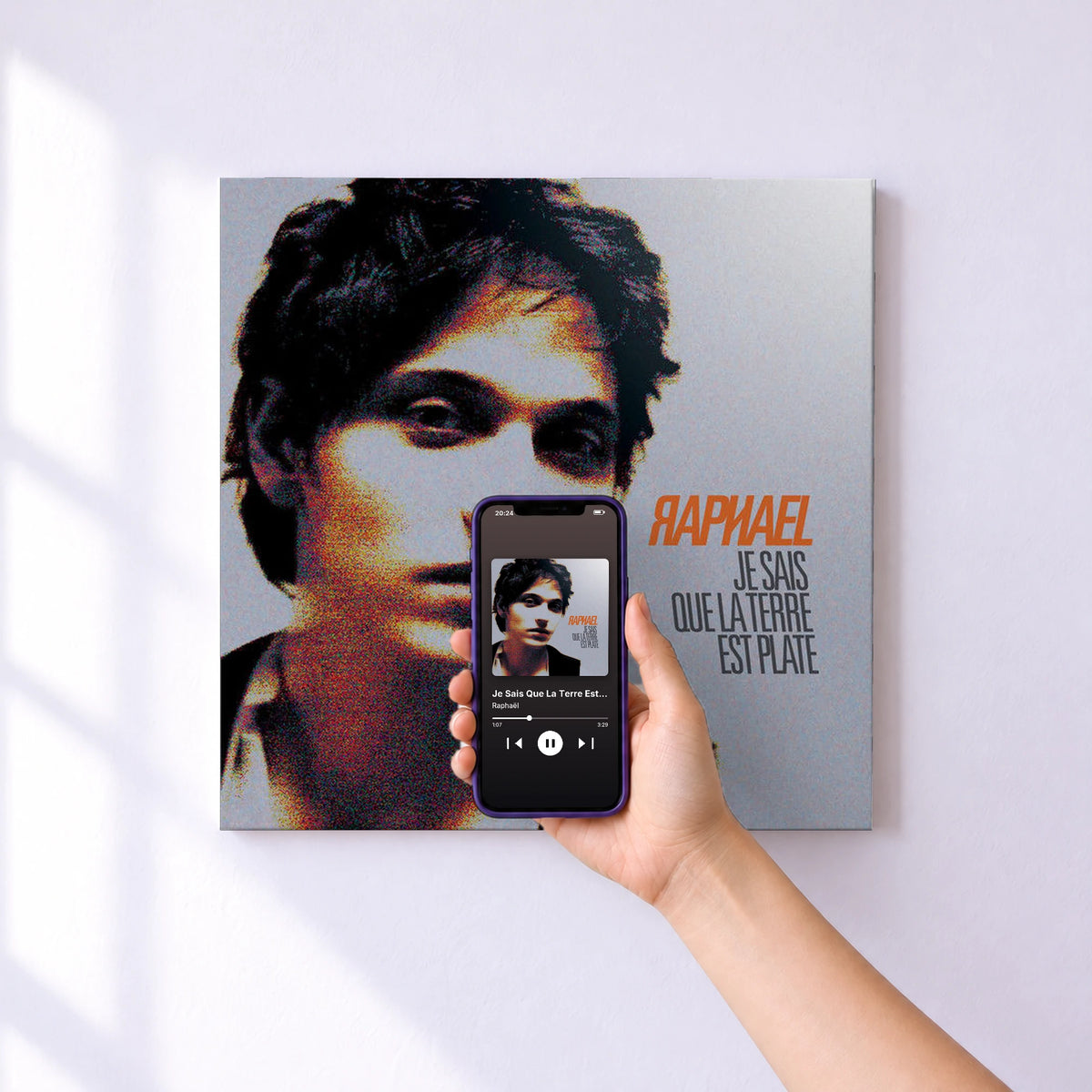 Affiche connectée Je Sais Que La Terre Est Plate de Raphaël au mur : l'album se lance en approchant le téléphone