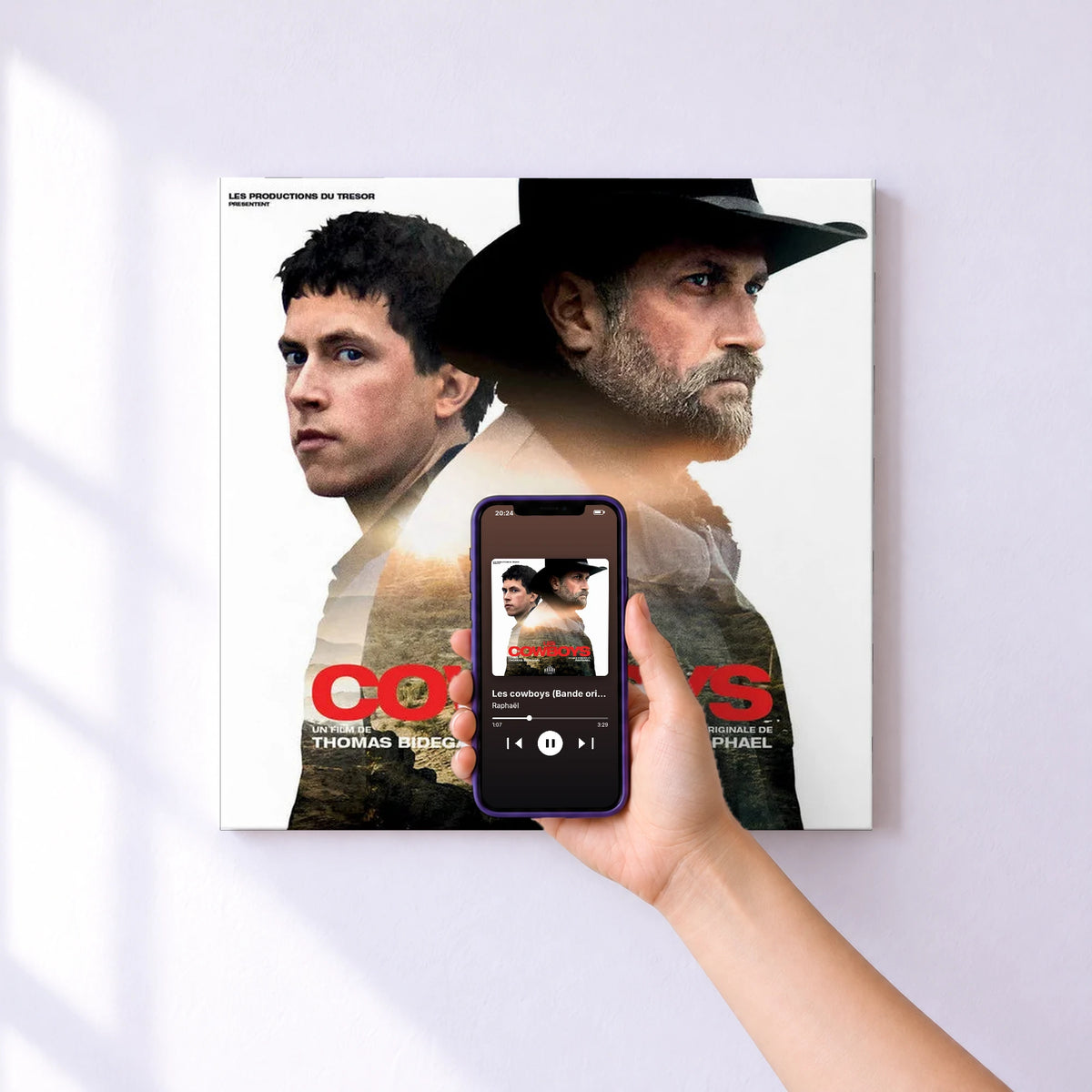 Affiche connectée Les cowboys (Bande originale du film) de Raphaël au mur : l'album se lance en approchant le téléphone