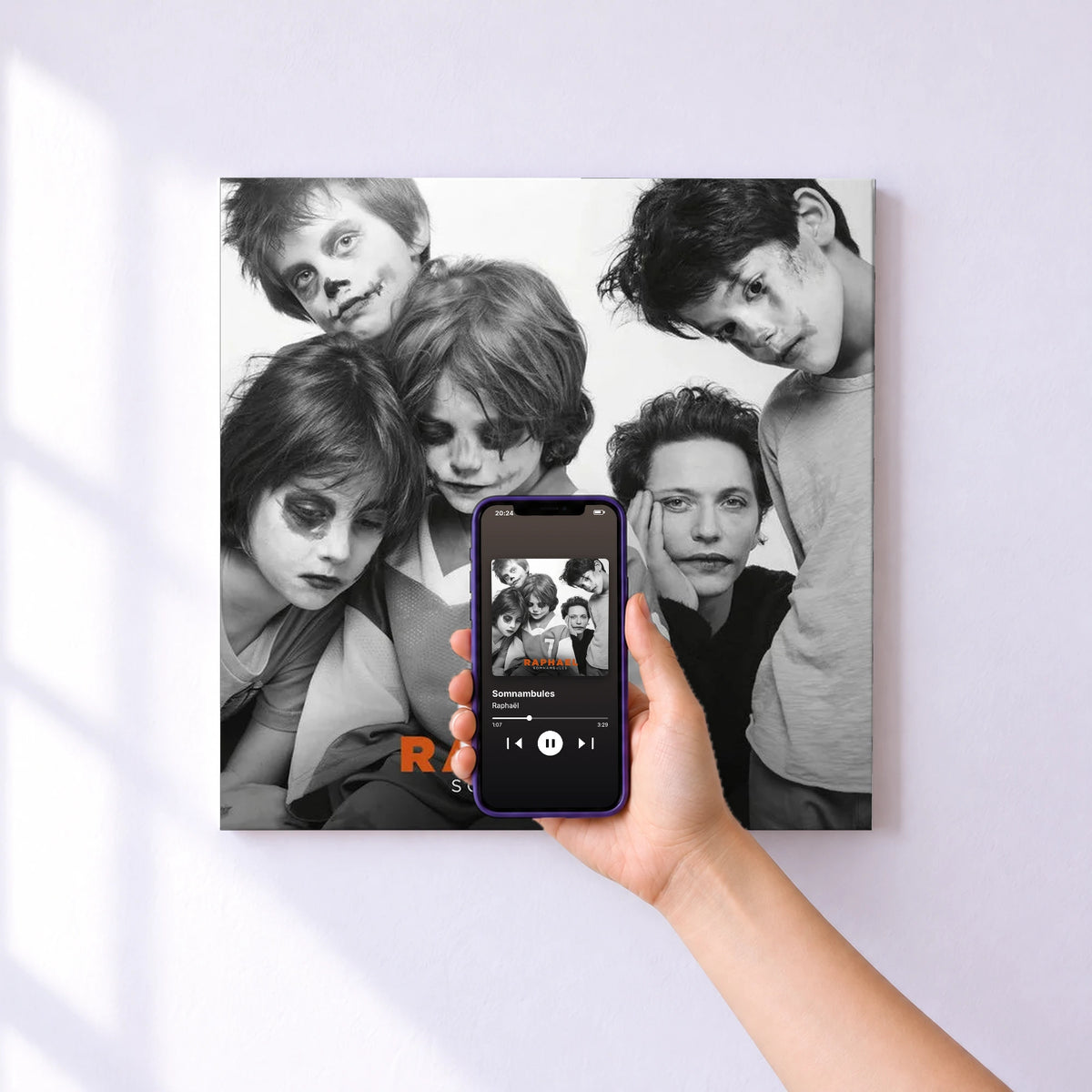 Affiche connectée Somnambules de Raphaël au mur : l'album se lance en approchant le téléphone