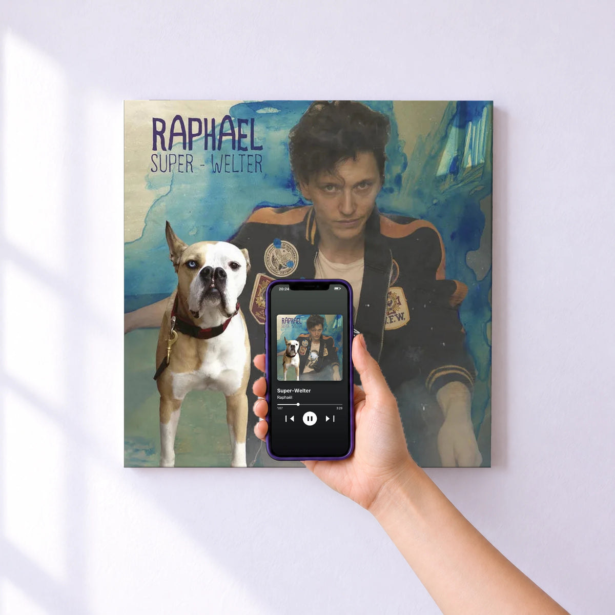 Affiche connectée Super-Welter de Raphaël au mur : l'album se lance en approchant le téléphone