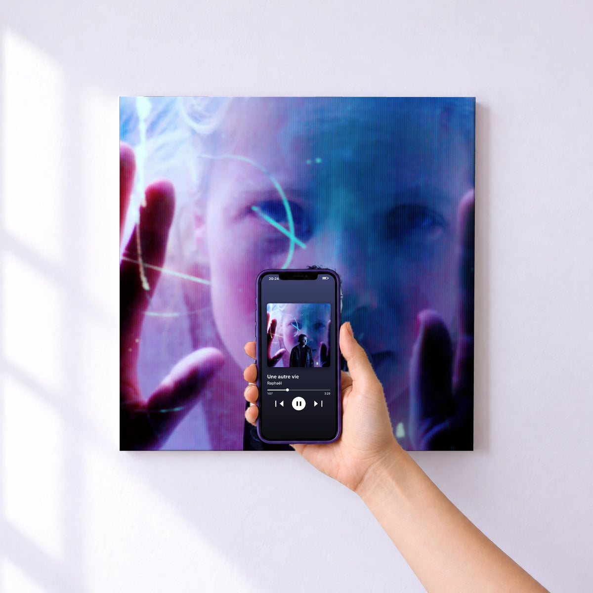 Affiche connectée Une autre vie de Raphaël au mur : l'album se lance en approchant le téléphone