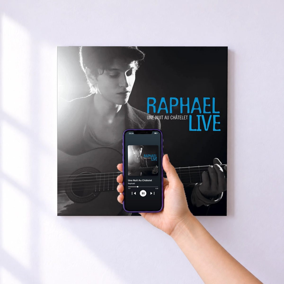 Affiche connectée Une Nuit Au Châtelet de Raphaël au mur : l'album se lance en approchant le téléphone