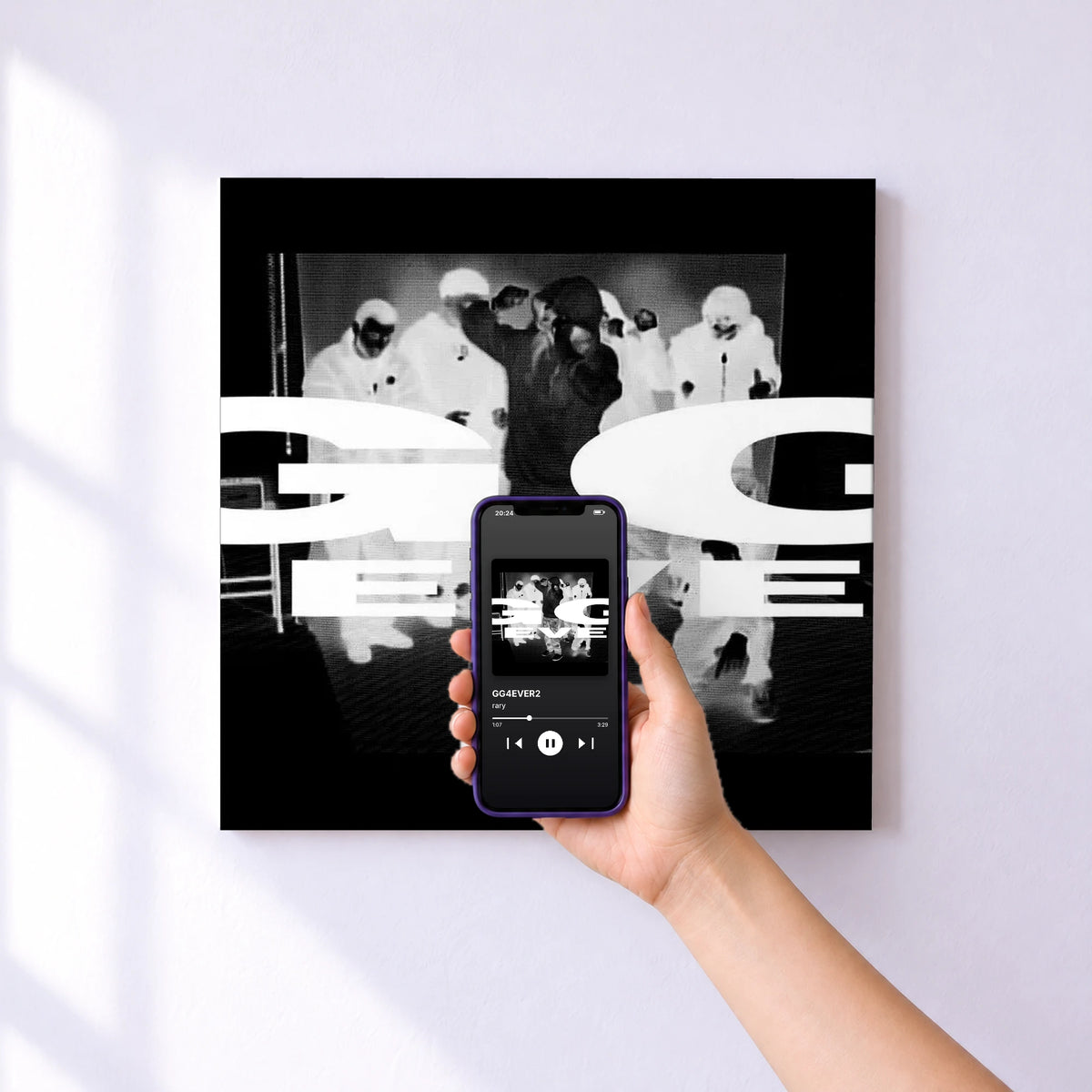 Affiche connectée GG4EVER2 de rary au mur : l'album se lance en approchant le téléphone