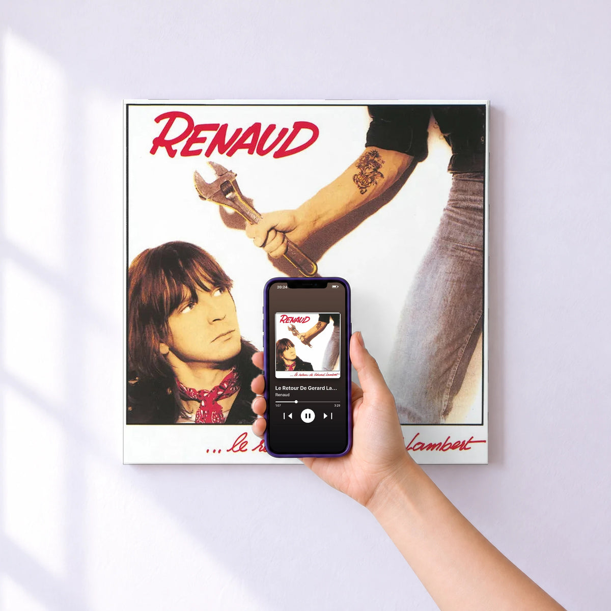 Affiche connectée Le Retour De Gerard Lambert (Remastered) de Renaud au mur : l'album se lance en approchant le téléphone