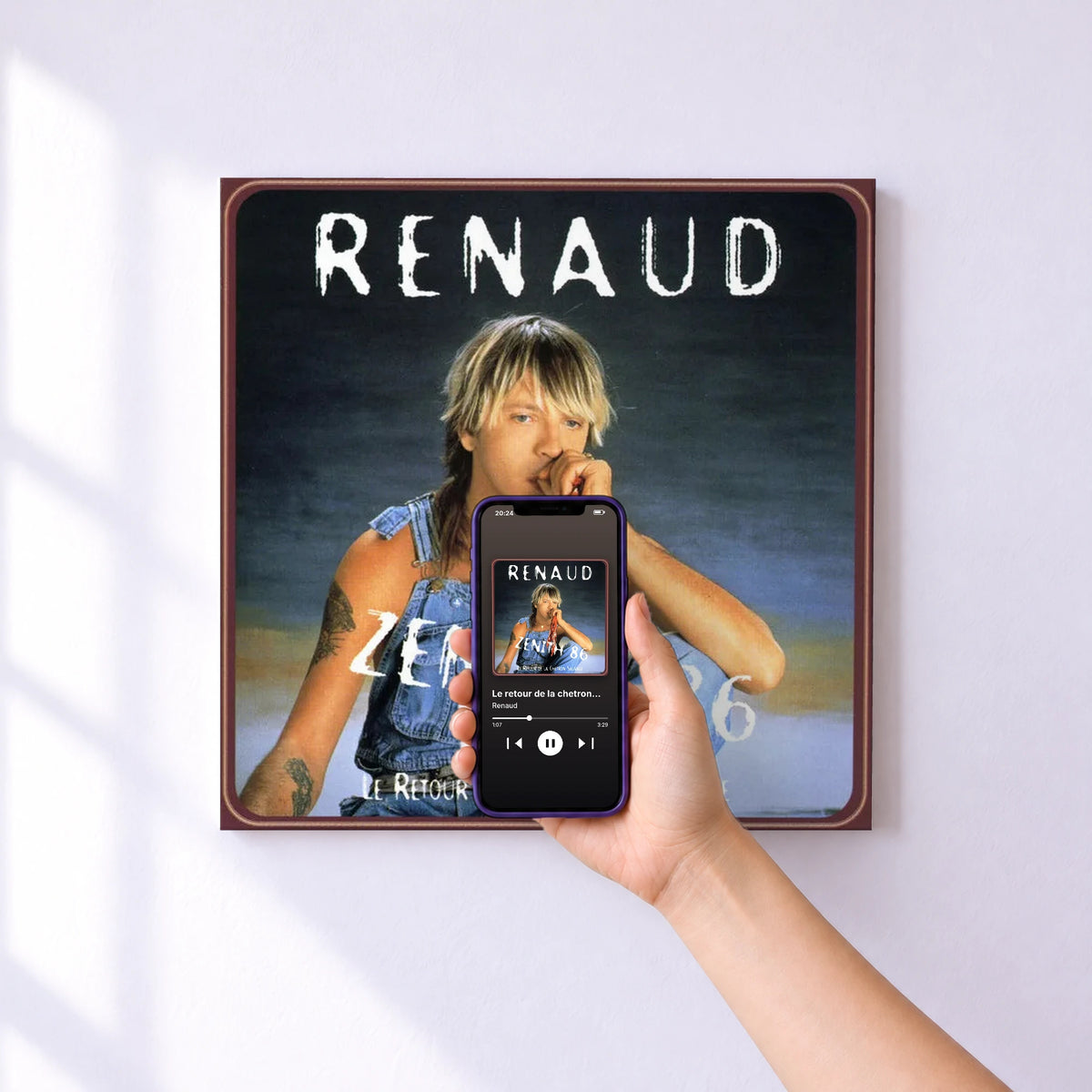 Affiche connectée Le retour de la chetron sauvage (Live, Zénith 86) de Renaud au mur : l'album se lance en approchant le téléphone