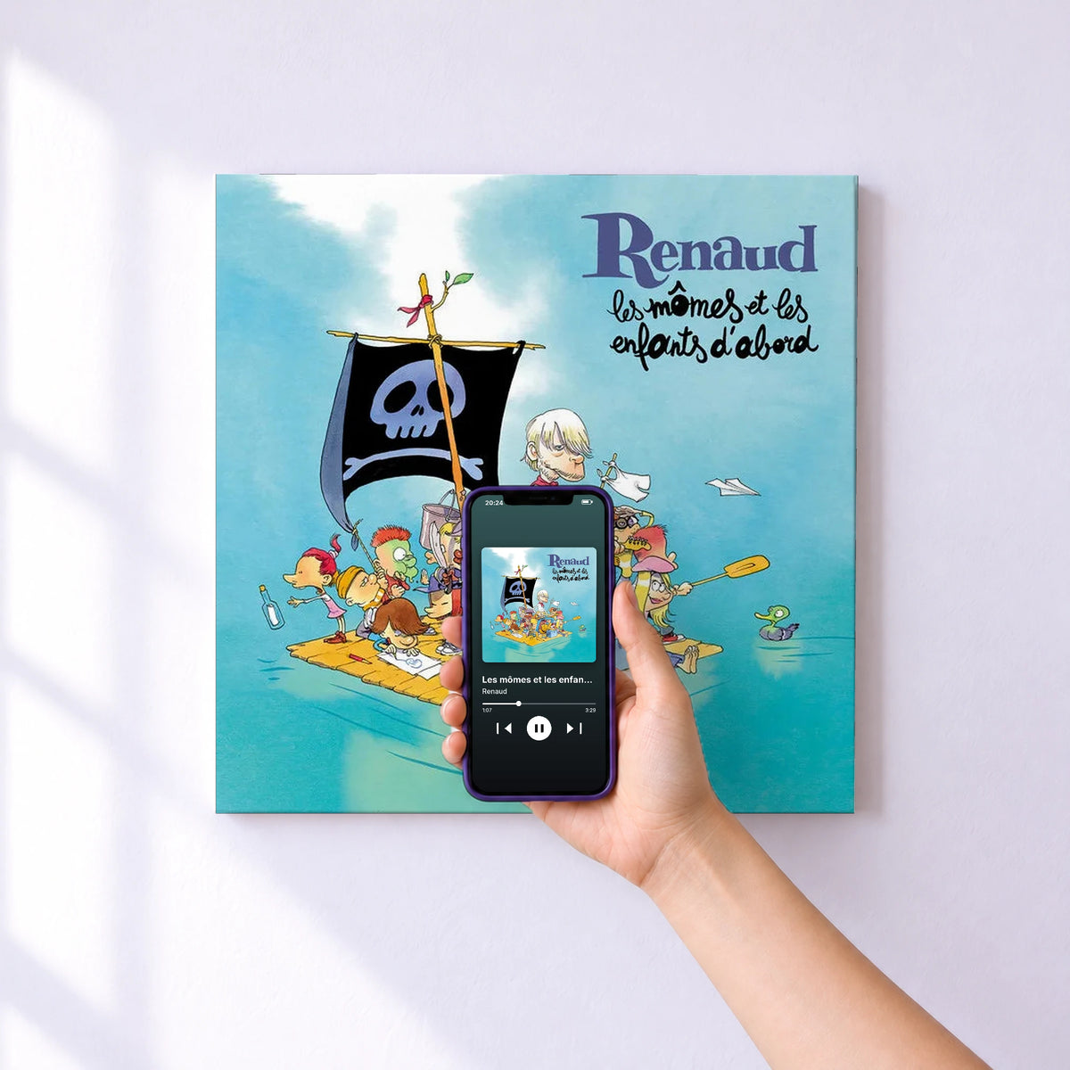 Affiche connectée Les mômes et les enfants d'abord de Renaud au mur : l'album se lance en approchant le téléphone