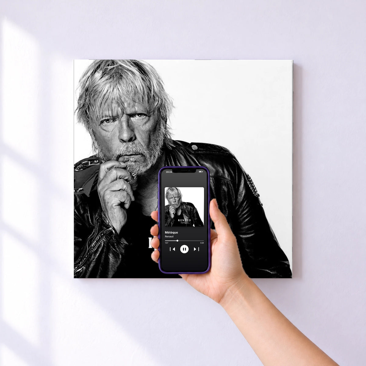 Affiche connectée Métèque de Renaud au mur : l'album se lance en approchant le téléphone