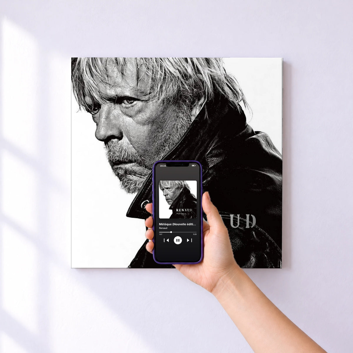 Affiche connectée Métèque (Nouvelle édition) de Renaud au mur : l'album se lance en approchant le téléphone