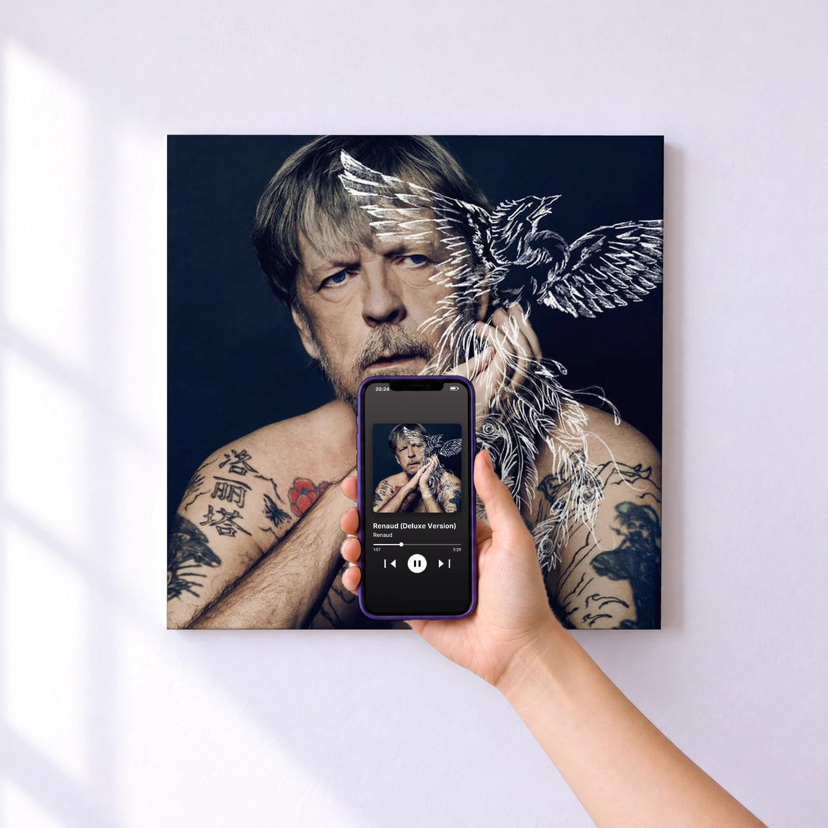 Affiche connectée Renaud (Deluxe Version) de Renaud au mur : l'album se lance en approchant le téléphone