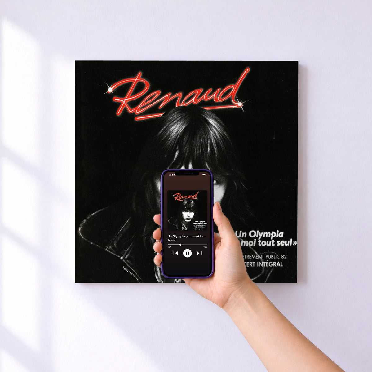Affiche connectée Un Olympia pour moi tout seul (Live) de Renaud au mur : l'album se lance en approchant le téléphone