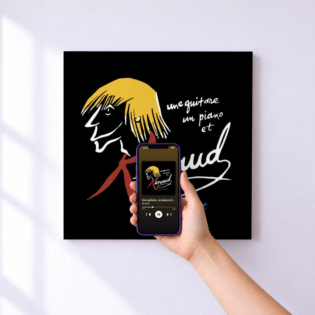 Affiche connectée Une guitare, un piano et Renaud (Live au Studio 104, 2000) de Renaud au mur : l'album se lance en approchant le téléphone