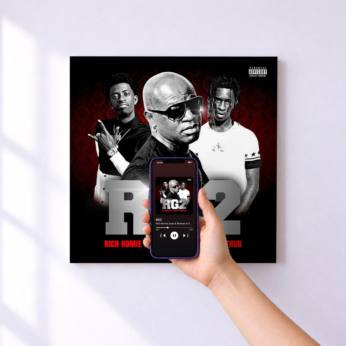Affiche connectée RG2 de Rich Homie Quan & Birdman & Young Thug au mur : l'album se lance en approchant le téléphone