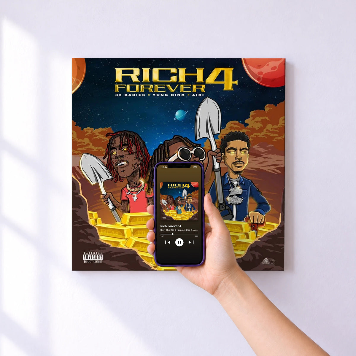 Affiche connectée Rich Forever 4 de Rich The Kid & Famous Dex & Jay Critch au mur : l'album se lance en approchant le téléphone