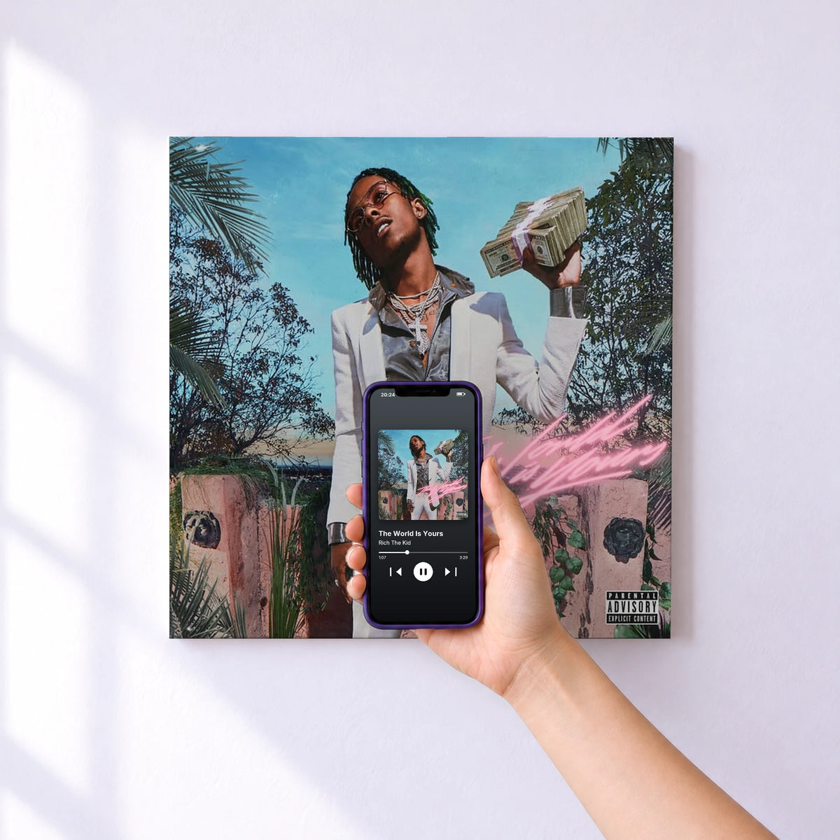 Affiche connectée The World Is Yours de Rich The Kid au mur : l'album se lance en approchant le téléphone