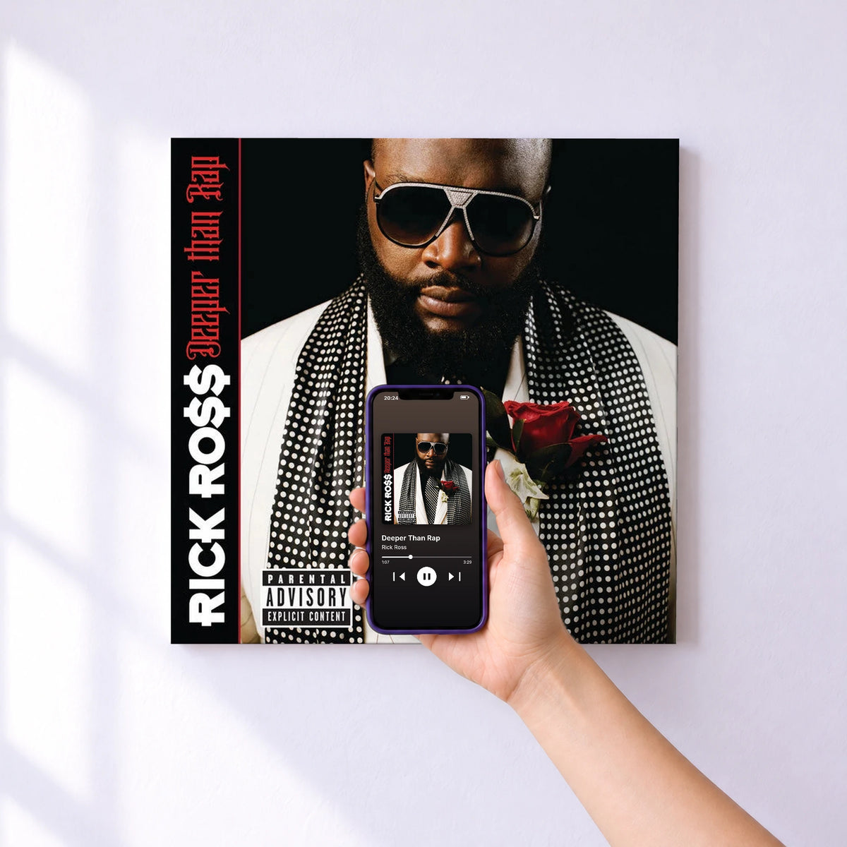 Affiche connectée Deeper Than Rap de Rick Ross au mur : l'album se lance en approchant le téléphone