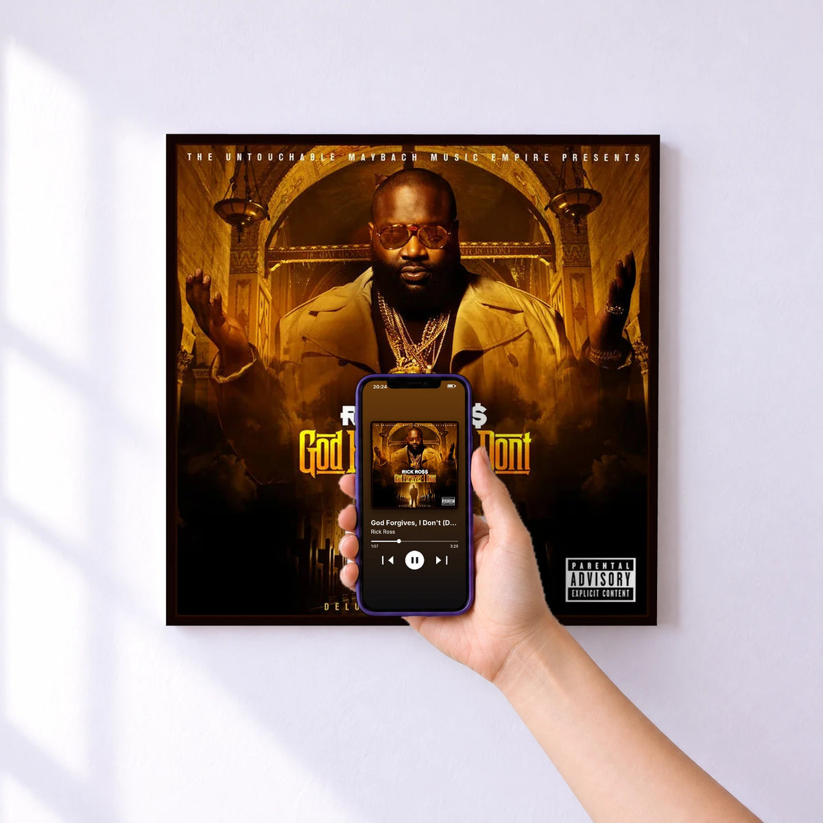 Affiche connectée God Forgives, I Don't (Deluxe Edition) de Rick Ross au mur : l'album se lance en approchant le téléphone
