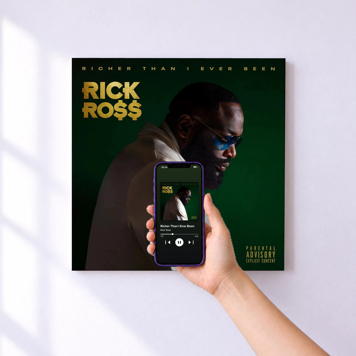 Affiche connectée Richer Than I Ever Been de Rick Ross au mur : l'album se lance en approchant le téléphone