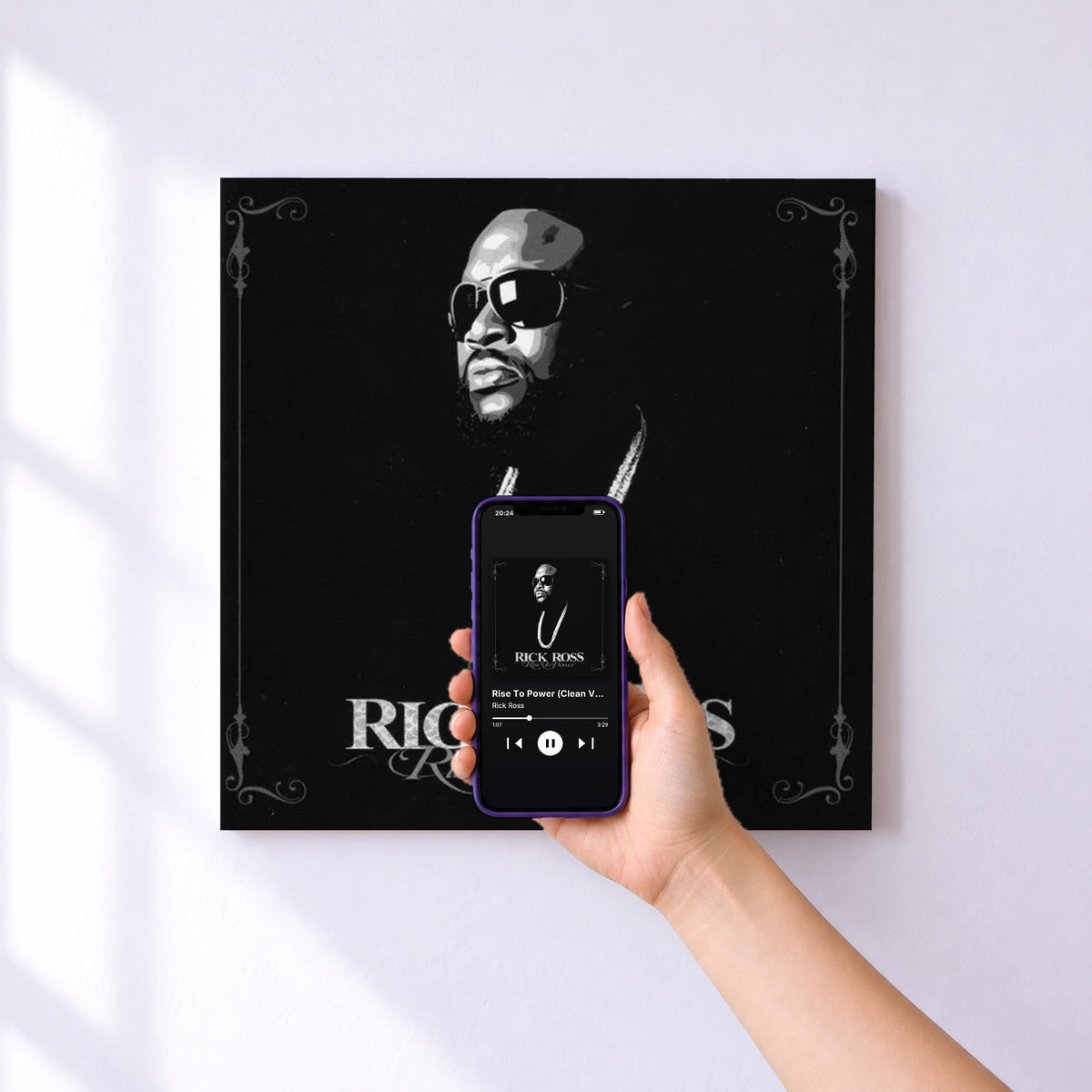 Affiche connectée Rise To Power (Clean Version) de Rick Ross au mur : l'album se lance en approchant le téléphone