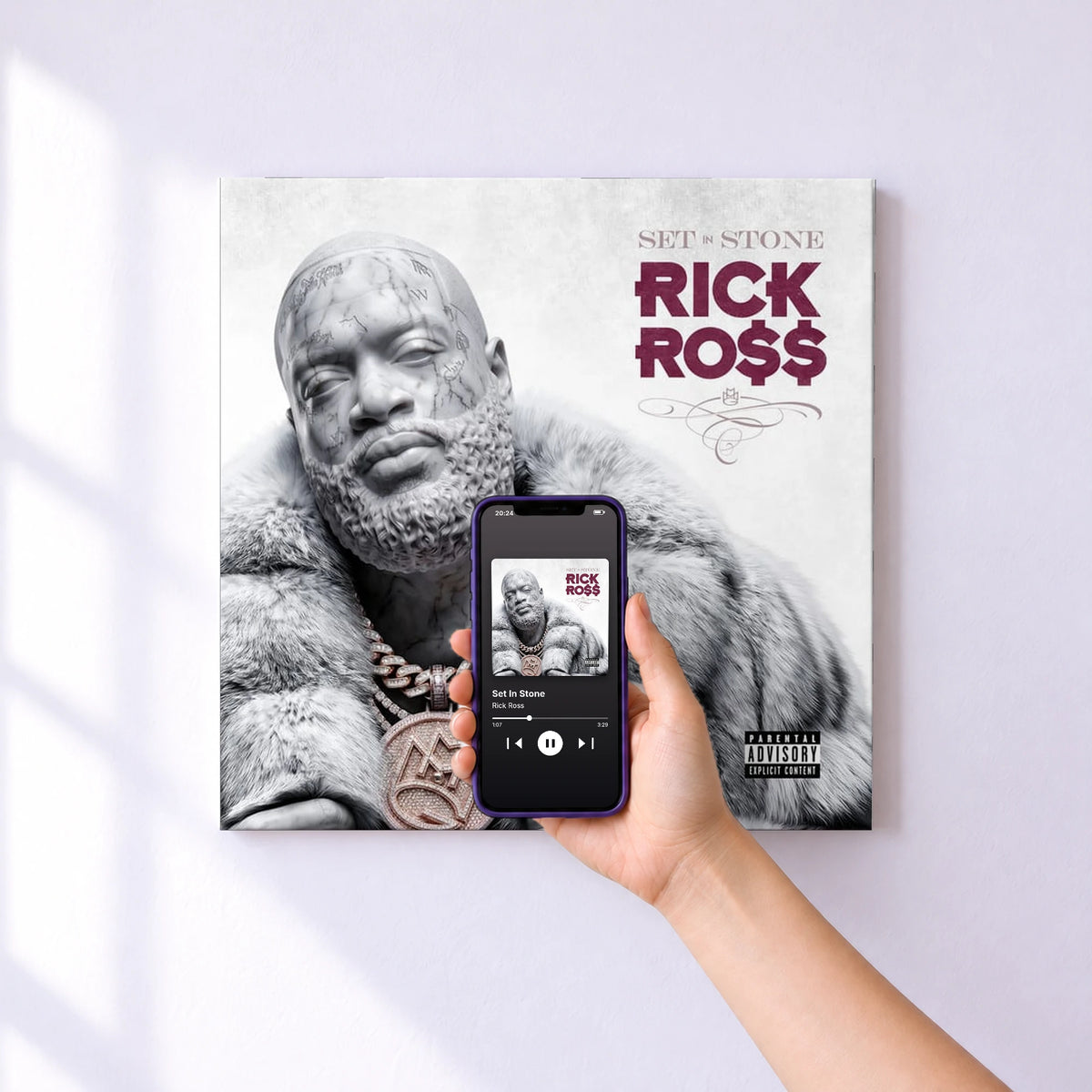 Affiche connectée Set In Stone de Rick Ross au mur : l'album se lance en approchant le téléphone