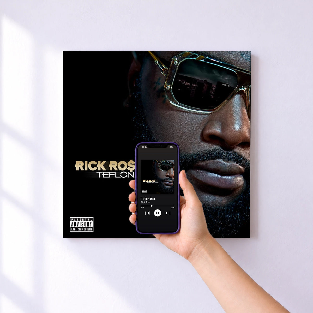 Affiche connectée Teflon Don de Rick Ross au mur : l'album se lance en approchant le téléphone