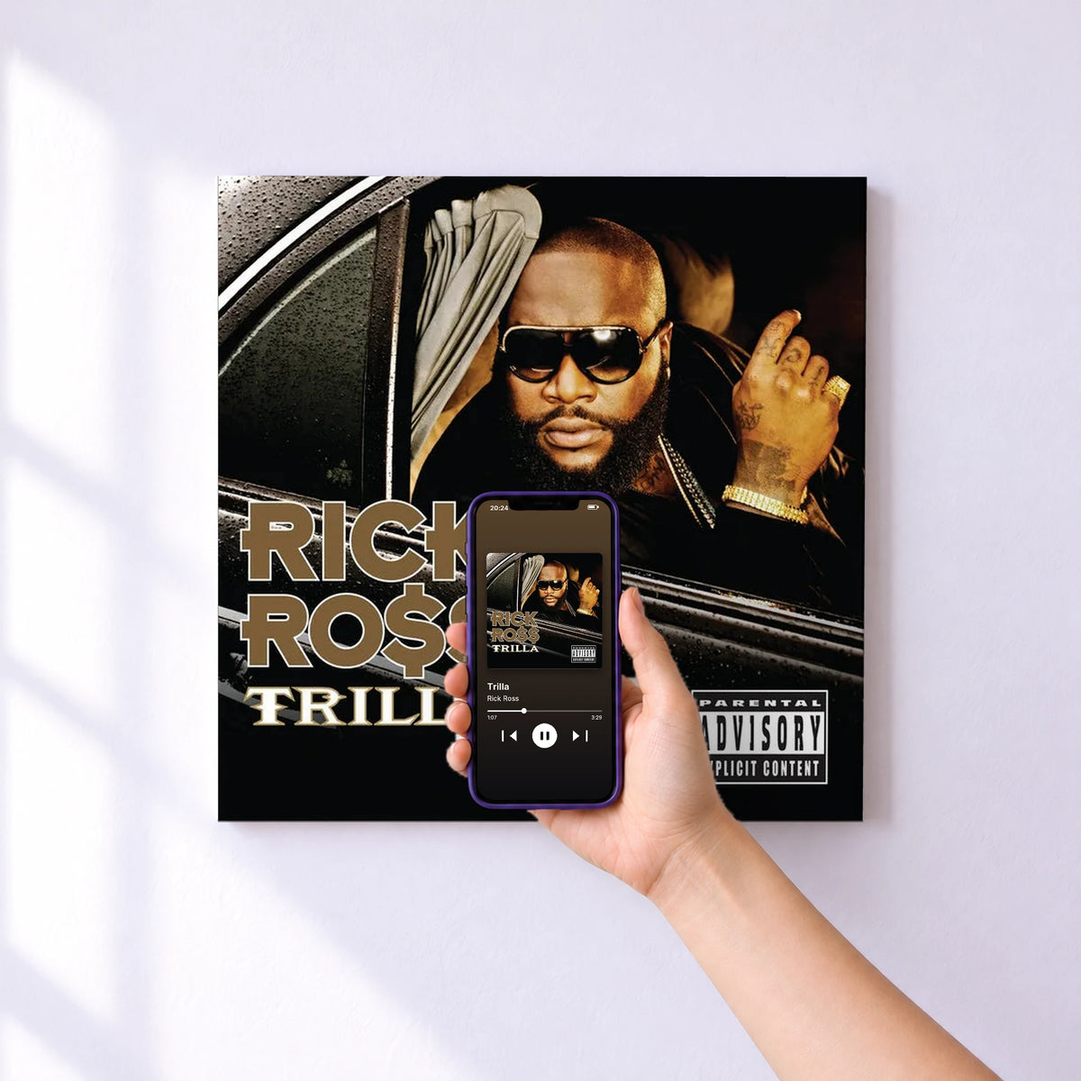 Affiche connectée Trilla de Rick Ross au mur : l'album se lance en approchant le téléphone